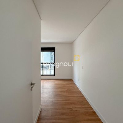 Apartamento com 107m², 3 quartos (sendo 1 suíte), 2 garagens, no bairro Centro em Florianópolis