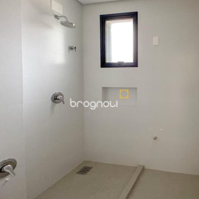 Apartamento com 107m², 3 quartos (sendo 1 suíte), 2 garagens, no bairro Centro em Florianópolis