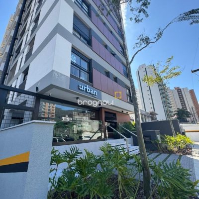 Apartamento com 107m², 3 quartos (sendo 1 suíte), 2 garagens, no bairro Centro em Florianópolis