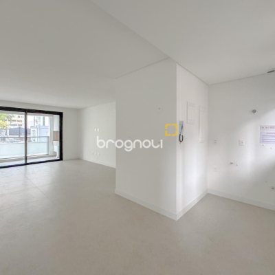 Apartamento com 107m², 3 quartos (sendo 1 suíte), 2 garagens, no bairro Centro em Florianópolis