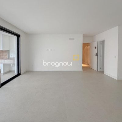Apartamento com 107m², 3 quartos (sendo 1 suíte), 2 garagens, no bairro Centro em Florianópolis