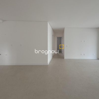 Apartamento com 107m², 3 quartos (sendo 1 suíte), 2 garagens, no bairro Centro em Florianópolis