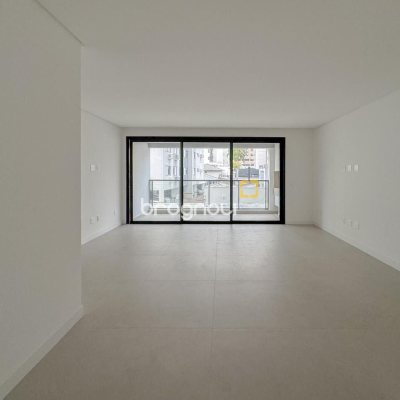 Apartamento com 107m², 3 quartos (sendo 1 suíte), 2 garagens, no bairro Centro em Florianópolis