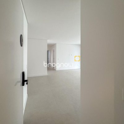 Apartamento com 107m², 3 quartos (sendo 1 suíte), 2 garagens, no bairro Centro em Florianópolis
