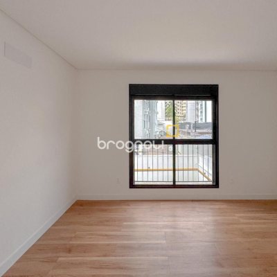 Apartamento com 107m², 3 quartos (sendo 1 suíte), 2 garagens, no bairro Centro em Florianópolis