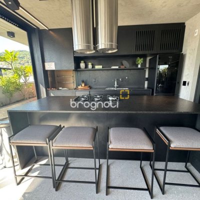 Apartamento com 107m², 3 quartos (sendo 1 suíte), 2 garagens, no bairro Centro em Florianópolis