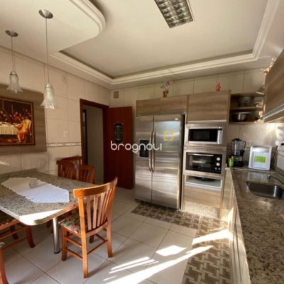 Casa com 156m², 5 quartos (sendo 1 suíte), 2 garagens, no bairro Vargem Grande em Florianópolis