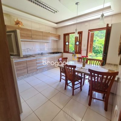 Casa com 156m², 5 quartos (sendo 1 suíte), 2 garagens, no bairro Vargem Grande em Florianópolis
