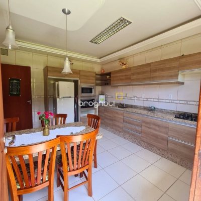 Casa com 156m², 5 quartos (sendo 1 suíte), 2 garagens, no bairro Vargem Grande em Florianópolis