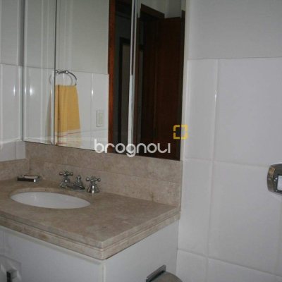 Apartamento com 264m², 4 quartos (sendo 2 suítes), 2 garagens, no bairro Agronômica em Florianópolis
