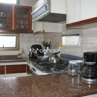 Apartamento com 264m², 4 quartos (sendo 2 suítes), 2 garagens, no bairro Agronômica em Florianópolis