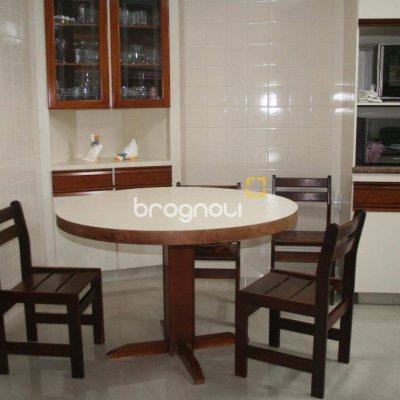 Apartamento com 264m², 4 quartos (sendo 2 suítes), 2 garagens, no bairro Agronômica em Florianópolis