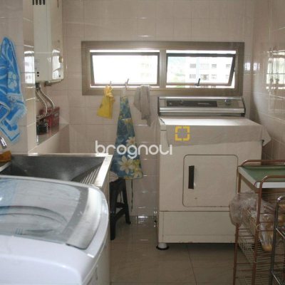 Apartamento com 264m², 4 quartos (sendo 2 suítes), 2 garagens, no bairro Agronômica em Florianópolis