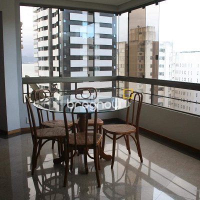 Apartamento com 264m², 4 quartos (sendo 2 suítes), 2 garagens, no bairro Agronômica em Florianópolis