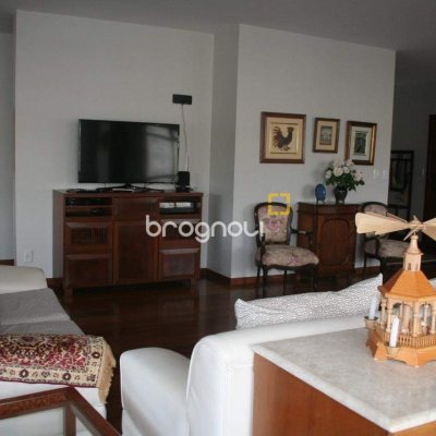 Apartamento com 264m², 4 quartos (sendo 2 suítes), 2 garagens, no bairro Agronômica em Florianópolis