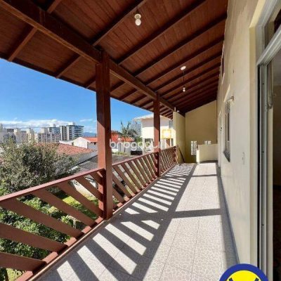 Casa com 239m², 4 quartos (sendo 2 suítes), 2 garagens, no bairro Jardim Atlântico em Florianópolis