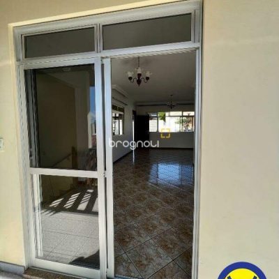 Casa com 239m², 4 quartos (sendo 2 suítes), 2 garagens, no bairro Jardim Atlântico em Florianópolis