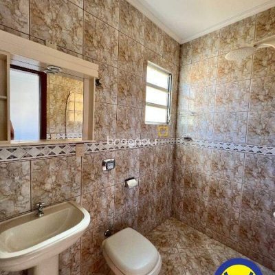 Casa com 239m², 4 quartos (sendo 2 suítes), 2 garagens, no bairro Jardim Atlântico em Florianópolis