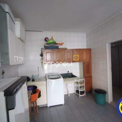 Casa com 330m², 5 quartos, 2 garagens, no bairro Balneário em Florianópolis