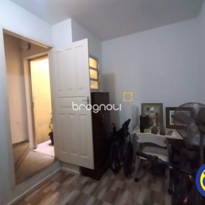 Casa com 330m², 5 quartos, 2 garagens, no bairro Balneário em Florianópolis