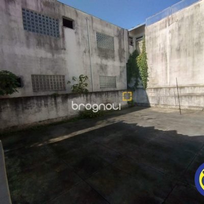 Casa com 330m², 5 quartos, 2 garagens, no bairro Balneário em Florianópolis