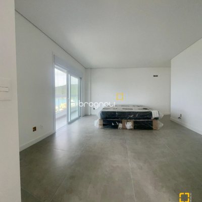 Apartamento com 180m², 3 quartos (sendo 3 suítes), 3 garagens, no bairro Ingleses em Florianópolis