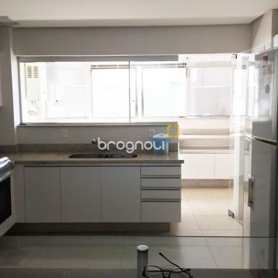 Apartamento com 290m², 4 quartos (sendo 4 suítes), 2 garagens, no bairro Centro em Florianópolis