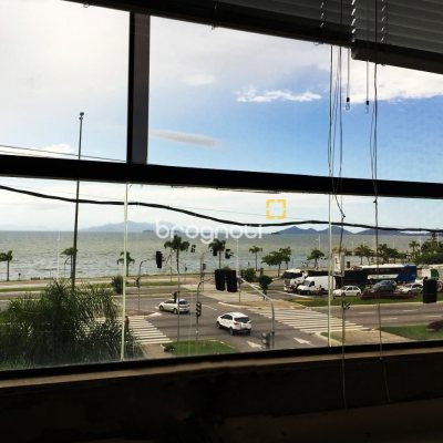 Apartamento com 290m², 4 quartos (sendo 4 suítes), 2 garagens, no bairro Centro em Florianópolis