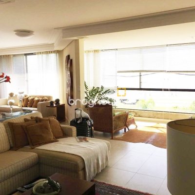 Apartamento com 290m², 4 quartos (sendo 4 suítes), 2 garagens, no bairro Centro em Florianópolis