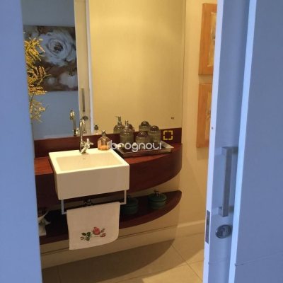 Apartamento com 290m², 4 quartos (sendo 4 suítes), 2 garagens, no bairro Centro em Florianópolis