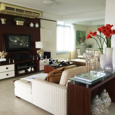 Apartamento com 290m², 4 quartos (sendo 4 suítes), 2 garagens, no bairro Centro em Florianópolis
