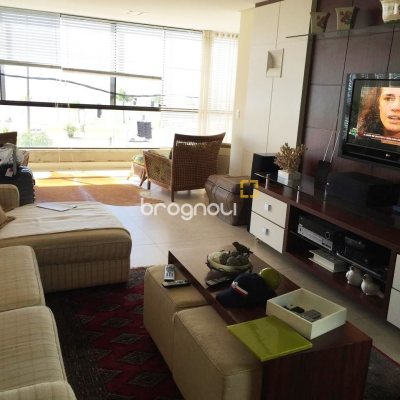 Apartamento com 290m², 4 quartos (sendo 4 suítes), 2 garagens, no bairro Centro em Florianópolis