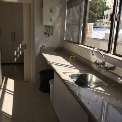 Apartamento com 290m², 4 quartos (sendo 4 suítes), 2 garagens, no bairro Centro em Florianópolis