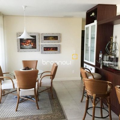 Apartamento com 290m², 4 quartos (sendo 4 suítes), 2 garagens, no bairro Centro em Florianópolis