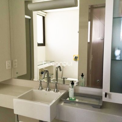 Apartamento com 290m², 4 quartos (sendo 4 suítes), 2 garagens, no bairro Centro em Florianópolis