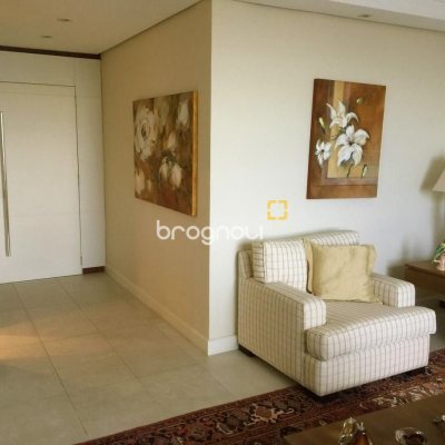 Apartamento com 290m², 4 quartos (sendo 4 suítes), 2 garagens, no bairro Centro em Florianópolis