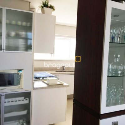 Apartamento com 290m², 4 quartos (sendo 4 suítes), 2 garagens, no bairro Centro em Florianópolis