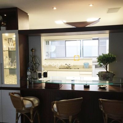 Apartamento com 290m², 4 quartos (sendo 4 suítes), 2 garagens, no bairro Centro em Florianópolis