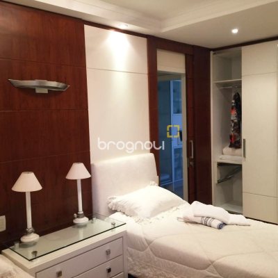 Apartamento com 290m², 4 quartos (sendo 4 suítes), 2 garagens, no bairro Centro em Florianópolis
