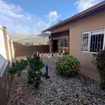 Casa com 100m², 3 quartos (sendo 1 suíte), 3 garagens, no bairro Forquilhas em São José