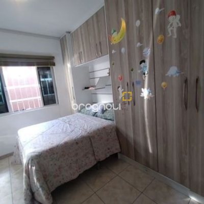 Casa com 100m², 3 quartos (sendo 1 suíte), 3 garagens, no bairro Forquilhas em São José