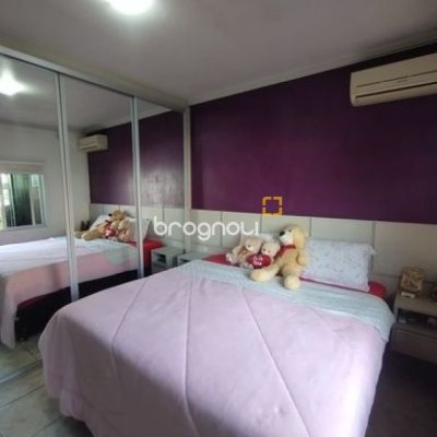 Casa com 100m², 3 quartos (sendo 1 suíte), 3 garagens, no bairro Forquilhas em São José