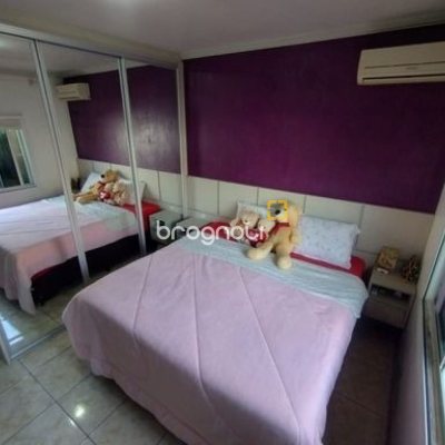 Casa com 100m², 3 quartos (sendo 1 suíte), 3 garagens, no bairro Forquilhas em São José