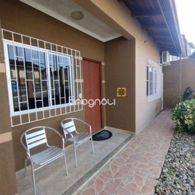 Casa com 100m², 3 quartos (sendo 1 suíte), 3 garagens, no bairro Forquilhas em São José