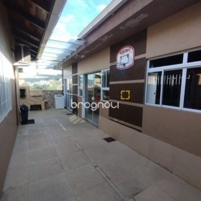 Casa com 100m², 3 quartos (sendo 1 suíte), 3 garagens, no bairro Forquilhas em São José