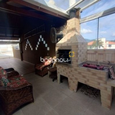 Casa com 100m², 3 quartos (sendo 1 suíte), 3 garagens, no bairro Forquilhas em São José