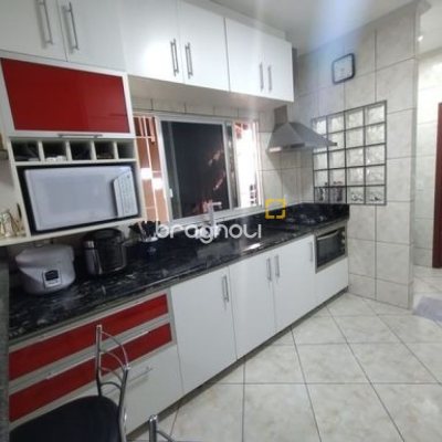 Casa com 100m², 3 quartos (sendo 1 suíte), 3 garagens, no bairro Forquilhas em São José