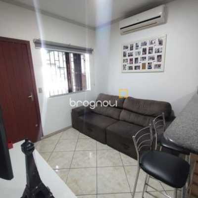 Casa com 100m², 3 quartos (sendo 1 suíte), 3 garagens, no bairro Forquilhas em São José