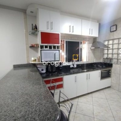 Casa com 100m², 3 quartos (sendo 1 suíte), 3 garagens, no bairro Forquilhas em São José
