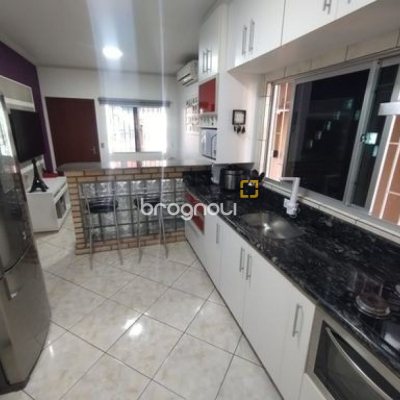 Casa com 100m², 3 quartos (sendo 1 suíte), 3 garagens, no bairro Forquilhas em São José